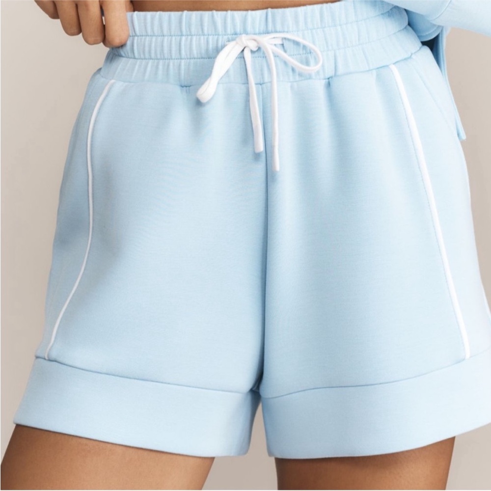 Varley Light Blue Barnes High Rise 4.5 Athletic Shorts, new with tags - Picture 2 of 8